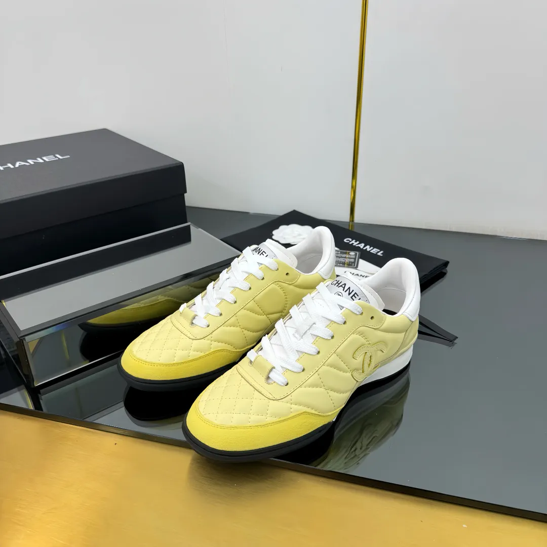 👟👟Ex-factory price 600👟👟 Top version Chanel Chanel - 2025 counter top casual sports shoes. This classic design; the upper is electro-embroidered with a variety of techniques; the outsole is fashionable and sporty; it is extraordinary and incorporates a variety of color matching elements... The diversified mix and match is very beautiful and versatile, and can be used for leisure, fashion, sports and outdoor... ꫛꫀꪝ Go➫ Material: ❶Upper is made of: original imported mercerized velvet + double-layer breathable mesh ❷Inside is made of: original imported breathable mesh ❸Outsole is based on: original TPU combination outsole Counter boutique packaging complete set for women 35–41 👉